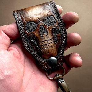 Met de hand bewerkte schedel lederen sleutelhouder, clip bikerriemlus, handgemaakt EDC-accessoire, motoruitrusting, gotisch cadeau voor hem