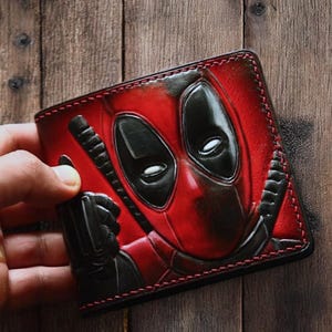 Cartera de piel de superhéroe, cartera de Deadpool. Cartera de películas y cómics. Regalos únicos. Cartera de piel personalizada. Regalo de cumpleaños para niño.
