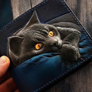 革製の財布。かわいい猫が描かれた手作りの財布。手彫り、手描きの財布、カスタム財布、ペットの飼い主への贈り物、ペットの肖像画。