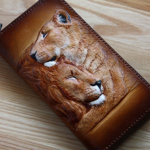 Cartera de piel con diseño de pareja de leones, única y hecha a mano. Cartera de mujer con cremallera larga personalizada. Cartera de piel con diseño de pareja de leones. Cartera de piel tallada a mano. imagen 2