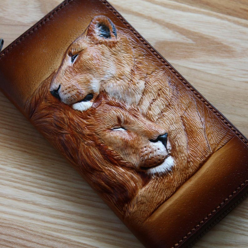 Cartera de piel con diseño de pareja de leones, única y hecha a mano. Cartera de mujer con cremallera larga personalizada. Cartera de piel con diseño de pareja de leones. Cartera de piel tallada a mano. imagen 2