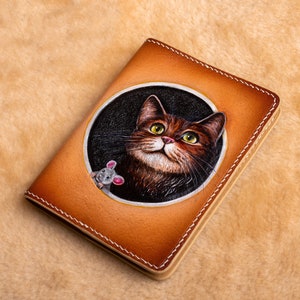 Cartera de gato, Cartera de cuero para pasaporte. Cartera hecha a mano. Funda para pasaporte con retrato de mascota, Funda para pasaporte de gato, Retrato de gato personalizado a partir de una foto. imagen 7
