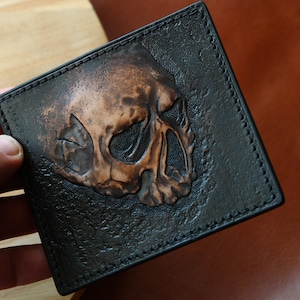 Porte-cartes en cuir pour homme avec tête de mort estampée. Titulaire de la carte de crédit. portefeuille usiné. Portefeuille tête de mort Squelette. Porte-cartes personnalisé cadeau pour homme.