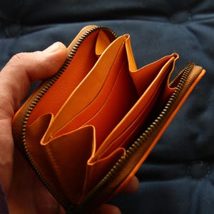 Cartera de cuero, cartera tallada, cartera de zorro, cartera de lobo, cartera hecha a mano, cartera de dama, cartera personalizada, cartera con cremallera de mujer. regalo para ella imagen 4