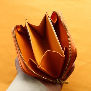 Cartera única de cuero hecha a mano para ella Cartera de gato tallada a mano con diseño personalizado Diseño de gato caprichoso en cartera pintada a mano imagen 6