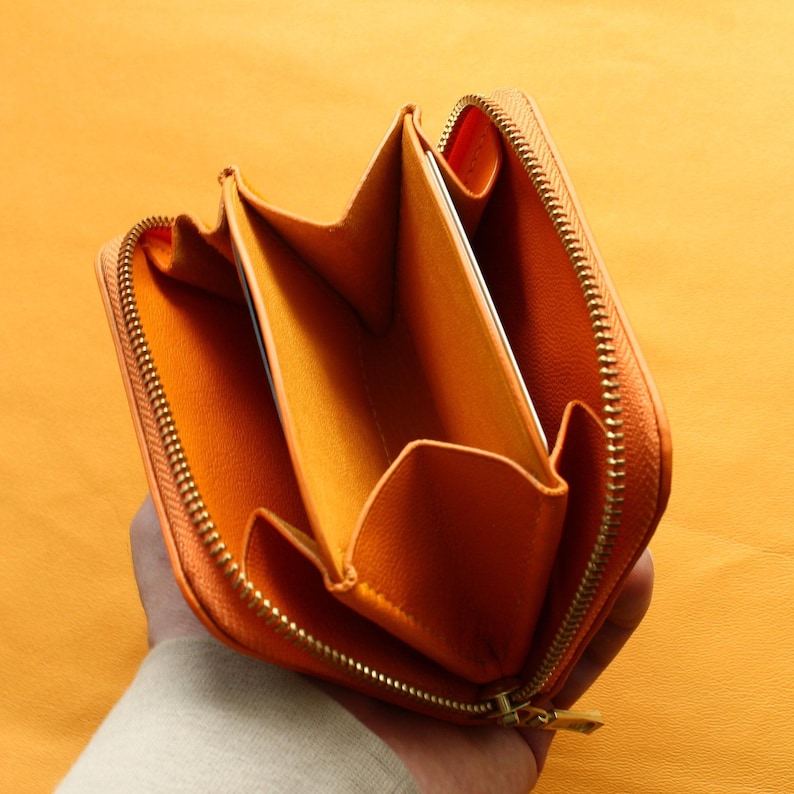 Cartera única de cuero hecha a mano para ella Cartera de gato tallada a mano con diseño personalizado Diseño de gato caprichoso en cartera pintada a mano imagen 6