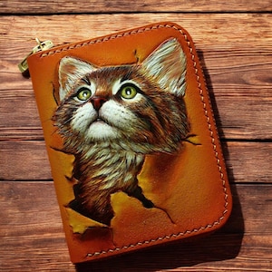Cartera única de cuero hecha a mano para ella Cartera de gato tallada a mano con diseño personalizado Diseño de gato caprichoso en cartera pintada a mano imagen 1