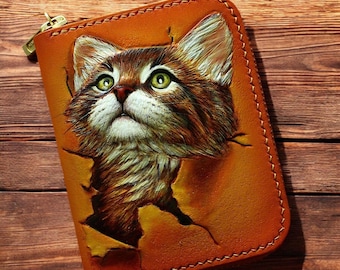 Cartera única de cuero hecha a mano para ella Cartera de gato tallada a mano con diseño personalizado Diseño de gato caprichoso en cartera pintada a mano