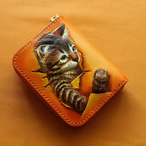 Cartera única de cuero hecha a mano para ella Cartera de gato tallada a mano con diseño personalizado Diseño de gato caprichoso en cartera pintada a mano imagen 3