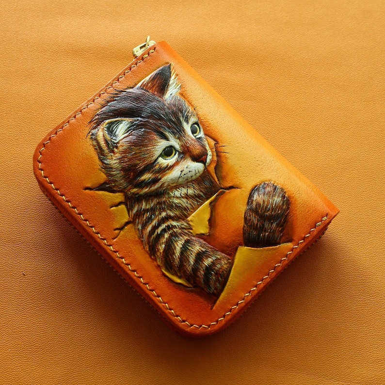 Cartera única de cuero hecha a mano para ella Cartera de gato tallada a mano con diseño personalizado Diseño de gato caprichoso en cartera pintada a mano imagen 3