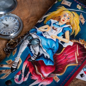 Cartera de Alicia en el País de las Maravillas, el Gato de Cheshire y el Sombrerero. Cartera de cuero tallada a mano, cartera grabada única, monedero de cuero, cartera personalizada.
