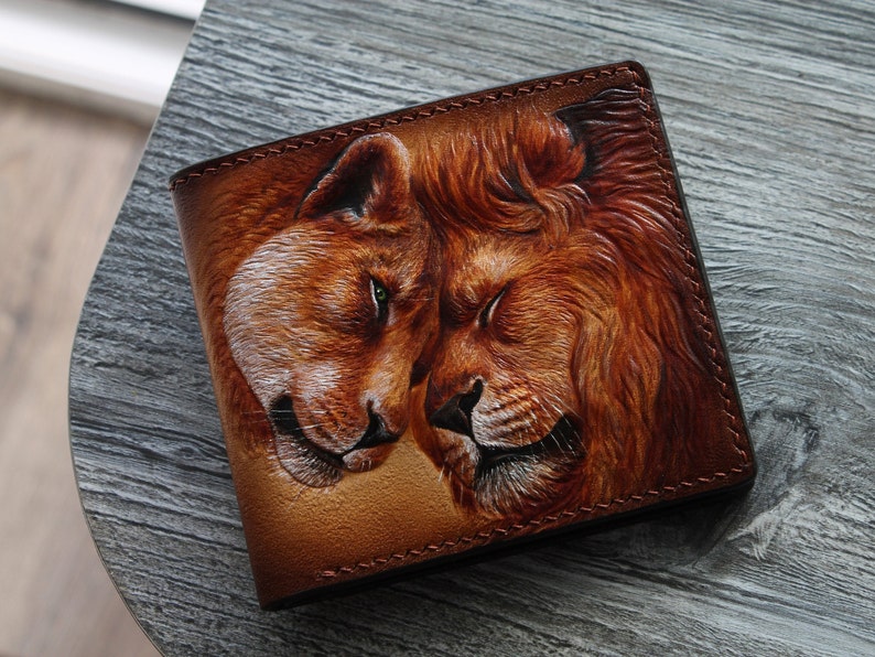 Cartera de león Cartera de cuero Cartera tallada a mano Cartera de cuero grabada única para pareja de leones Cartera de cuero Cartera personalizada. Regalo para amante imagen 7