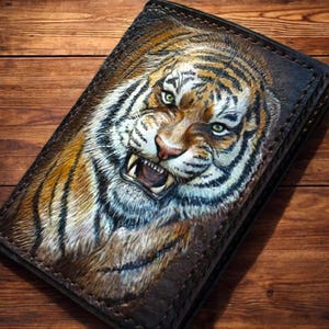 Cartera de cuero con diseño de tigre para pasaporte, hecha a mano - Regalo personalizado para hombre. Cartera de cuero, cartera de tigre, porta pasaporte personalizado para hombre.