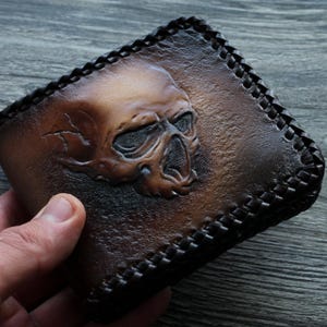 Cartera de calavera con esqueleto, Cartera de cuero genuino, Cartera de motociclista, Cartera de hombre, Pintada a mano, Tallado en cuero, Cartera personalizada, Cartera personalizada