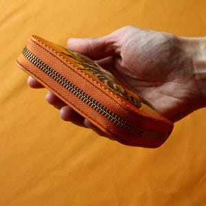 Cartera única de cuero hecha a mano para ella Cartera de gato tallada a mano con diseño personalizado Diseño de gato caprichoso en cartera pintada a mano imagen 5