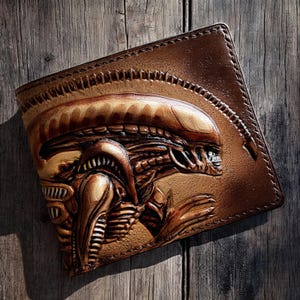 Einzigartige Alien Predator Xenomorph Leder Brieftasche - Hand-punzierte, Handgeschnitzte 3D Echtleder Brieftasche für Herren, Handgefertigtes Geschenk für Ihn.