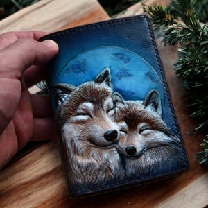 Cartera de Lobo con Grabado Personalizado - Cartera de Cuero Genuino para Ella, Cartera de Cuero Exclusiva con Pareja de Lobos - Cartera Artesanal con Grabado para Mujer