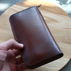 Cartera de piel con diseño de pareja de leones, única y hecha a mano. Cartera de mujer con cremallera larga personalizada. Cartera de piel con diseño de pareja de leones. Cartera de piel tallada a mano. imagen 6