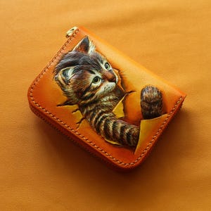 Cartera única de cuero hecha a mano para ella Cartera de gato tallada a mano con diseño personalizado Diseño de gato caprichoso en cartera pintada a mano imagen 9