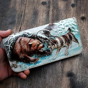 Carteira de couro feita à mão, em relevo e pintada à mão, cena selvagem de urso vs cachorro. Carteira com zíper. carteira masculina, carteira esculpida, carteira personalizada.
