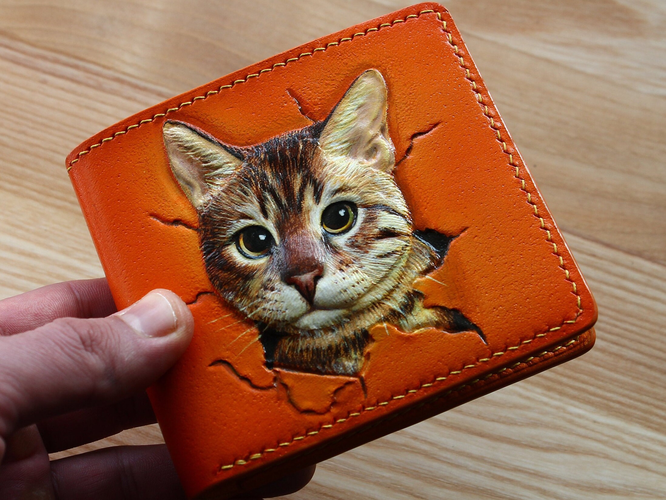 カスタム手彫りレザー猫ウォレット、ペット肖像入り二つ折り財布、猫
