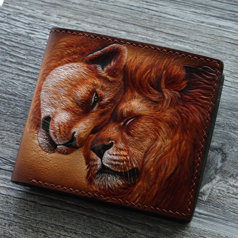 Cartera de león Cartera de cuero Cartera tallada a mano Cartera de cuero grabada única para pareja de leones Cartera de cuero Cartera personalizada. Regalo para amante imagen 6