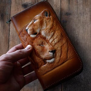 Cartera de piel con diseño de pareja de leones, única y hecha a mano. Cartera de mujer con cremallera larga personalizada. Cartera de piel con diseño de pareja de leones. Cartera de piel tallada a mano. imagen 1