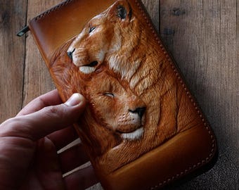 Cartera de piel con diseño de pareja de leones, única y hecha a mano. Cartera de mujer con cremallera larga personalizada. Cartera de piel con diseño de pareja de leones. Cartera de piel tallada a mano.
