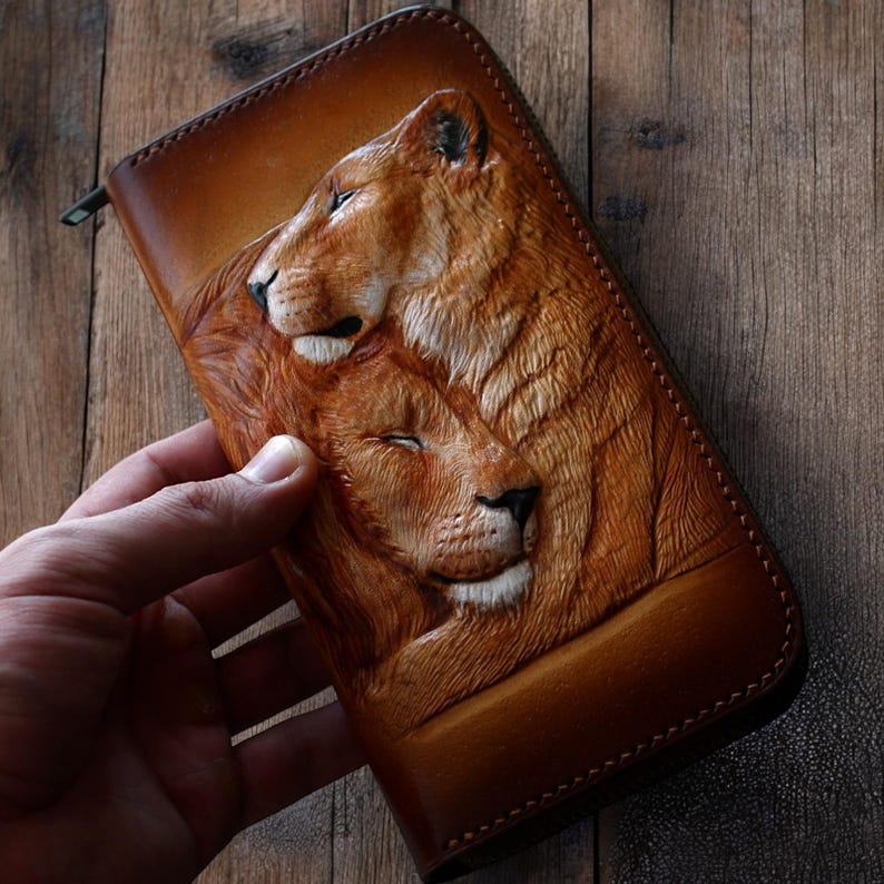 Cartera de piel con diseño de pareja de leones, única y hecha a mano. Cartera de mujer con cremallera larga personalizada. Cartera de piel con diseño de pareja de leones. Cartera de piel tallada a mano. imagen 1