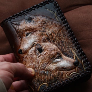 Cartera de cuero hecha a mano "Pareja de Lobos", cartera tallada a mano, cartera trenzada, cartera personalizada, cartera para pasaporte, regalo para hombre, cartera para hombre.