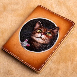 Cartera de gato, Cartera de cuero para pasaporte. Cartera hecha a mano. Funda para pasaporte con retrato de mascota, Funda para pasaporte de gato, Retrato de gato personalizado a partir de una foto. imagen 8