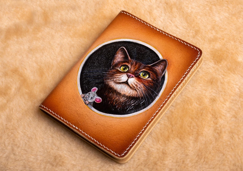 Cartera de gato, Cartera de cuero para pasaporte. Cartera hecha a mano. Funda para pasaporte con retrato de mascota, Funda para pasaporte de gato, Retrato de gato personalizado a partir de una foto. imagen 8