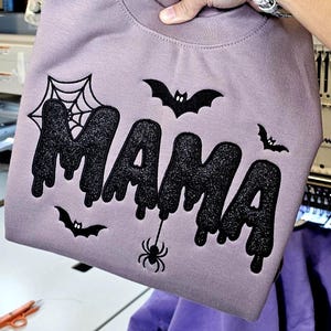 Suéter bordado con purpurina "Spooky Halloween Mama" / Sudadera unisex con cuello redondo y capucha / Regalo de Halloween para mujer / Truco o trato