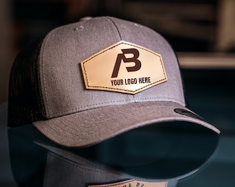 Gorra con parche de cuero y logotipo personalizado / Texto personalizado / Gorra trucker Yupoong Snapback / Parche de cuero 100% auténtico / Logotipo grabado con láser