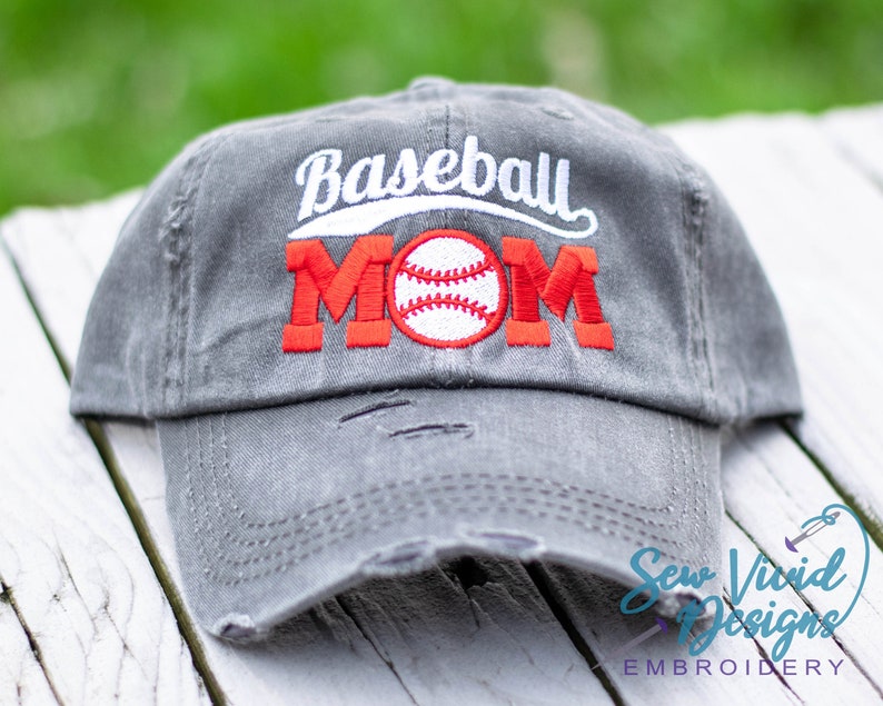 Puede incluir: Gorra de b&eacute;isbol gris con detalles desgastados. La gorra tiene bordado blanco que dice "Baseball Mom" con una pelota de b&eacute;isbol roja y un dise&ntilde;o de puntadas de b&eacute;isbol blancas.