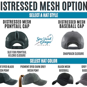 Op de afbeelding: Afbeelding met distressed mesh hoeden in verschillende stijlen en kleuren. Opties zijn ponytail caps met klittenbandsluitingen en baseball caps met snapback sluitingen. Kleurkeuzes zijn pigment geverfd zwart, donkergrijs, zwart mesh en grijs mesh.