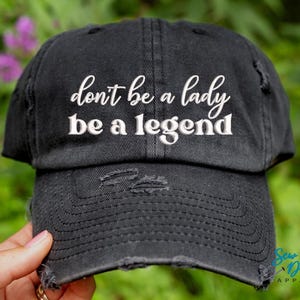 Não seja uma dama, seja uma lenda, chapéu | Boné de beisebol desgastado OU chapéu de rabo de cavalo para mulheres | Mulher durona | Mãe durona | Chefe Lady | Poder feminino