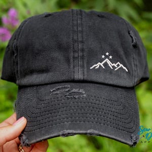 Montagnes avec étoiles | Casquette de baseball effet vieilli OU chapeau queue de cheval | Velaris Cité des étoiles | Cour de nuit | Aux stars qui écoutent