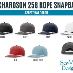 Puede incluir: Una selecci&oacute;n de gorras Richardson 258 Rope Snapback en varios colores: negro, gris, azul marino, blanco, rojo y azul humo. Cada gorra presenta un detalle de cuerda y cierre snapback. El texto "SELECT HAT COLOR" est&aacute; visible.