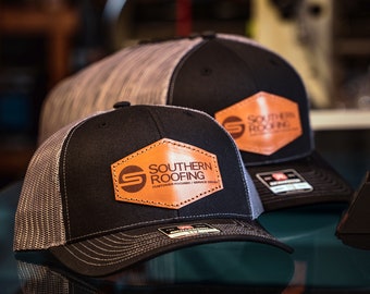 Gorra con parche de cuero y logotipo personalizado / Texto personalizado / Gorra trucker Richardson 112 Snapback / Parche de cuero 100% auténtico / Logotipo grabado con láser