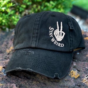 Gorra Stay Weird / Gorra de Halloween desgastada / Gorra de béisbol personalizada, gorra para coleta alta o gorra de camionero / Accesorios de Halloween