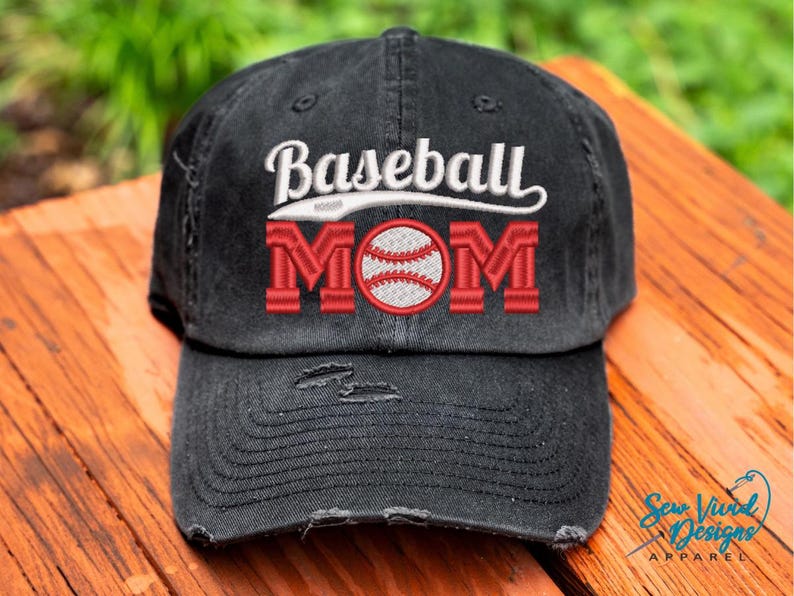Puede incluir: Gorra de b&eacute;isbol negra con detalles desgastados. La gorra tiene bordado blanco que dice "Baseball Mom" con una pelota de b&eacute;isbol roja cosida en el centro.