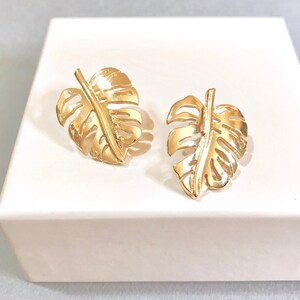 Gold monstera leaf earrings, small leaf studs, boho leaf earrings, gold leaf studs, floral earrings, minimalist earrings, gift for her