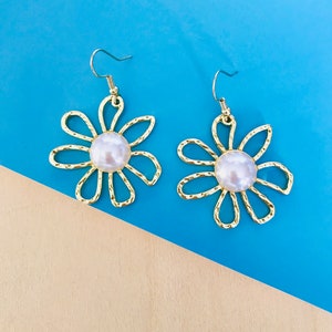 Golden flower earrings, pearl earrings, floral earrings, bohemian earrings, statement earrings, minimalist earrings.