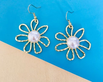 Boucles d'oreilles fleurs dorées, boucles d'oreilles en perles, boucles d'oreilles florales, boucles d'oreilles bohèmes, boucles d'oreilles tendance, boucles d'oreilles minimalistes.