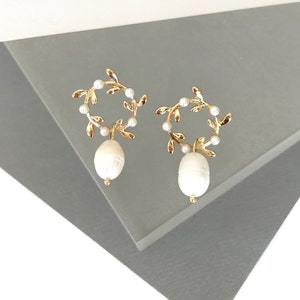 Pearl earrings, bridal flower earrings, bridesmaids earrings, freshwater pearl earrings, wedding earrings, gift idea