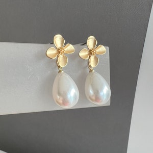 Large teardrop pearl earring, wedding flower earrings, bridal pearl earrings, wedding pearl earrings, bridesmaid gift, gift for mom, gifts