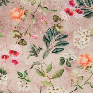 Puede incluir: Un patrón sin costuras que presenta una variedad de flores y hojas sobre un fondo rosa claro. Las flores son en tonos de rosa, blanco y naranja, y las hojas son verdes. El patrón es perfecto para usar en una variedad de proyectos de manualidades, como telas, papel tapiz y scrapbooking.