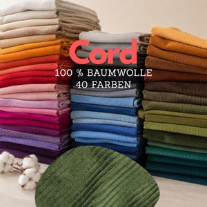 Pode incluir: Várias pilhas de tecido de veludo cotelê dobrado em uma grande variedade de cores, incluindo branco, bege, laranja, vermelho, rosa, roxo, azul, verde e marrom. O texto Cord 100 % BAUMWOLLE 40 FARBEN é visível. Um pequeno grupo de algodão branco está presente.