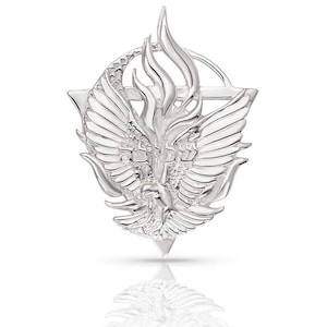 Puede incluir: Pendiente de plata con un fénix estilizado con las alas extendidas, elevándose de las llamas dentro de un círculo y un diseño triangular.